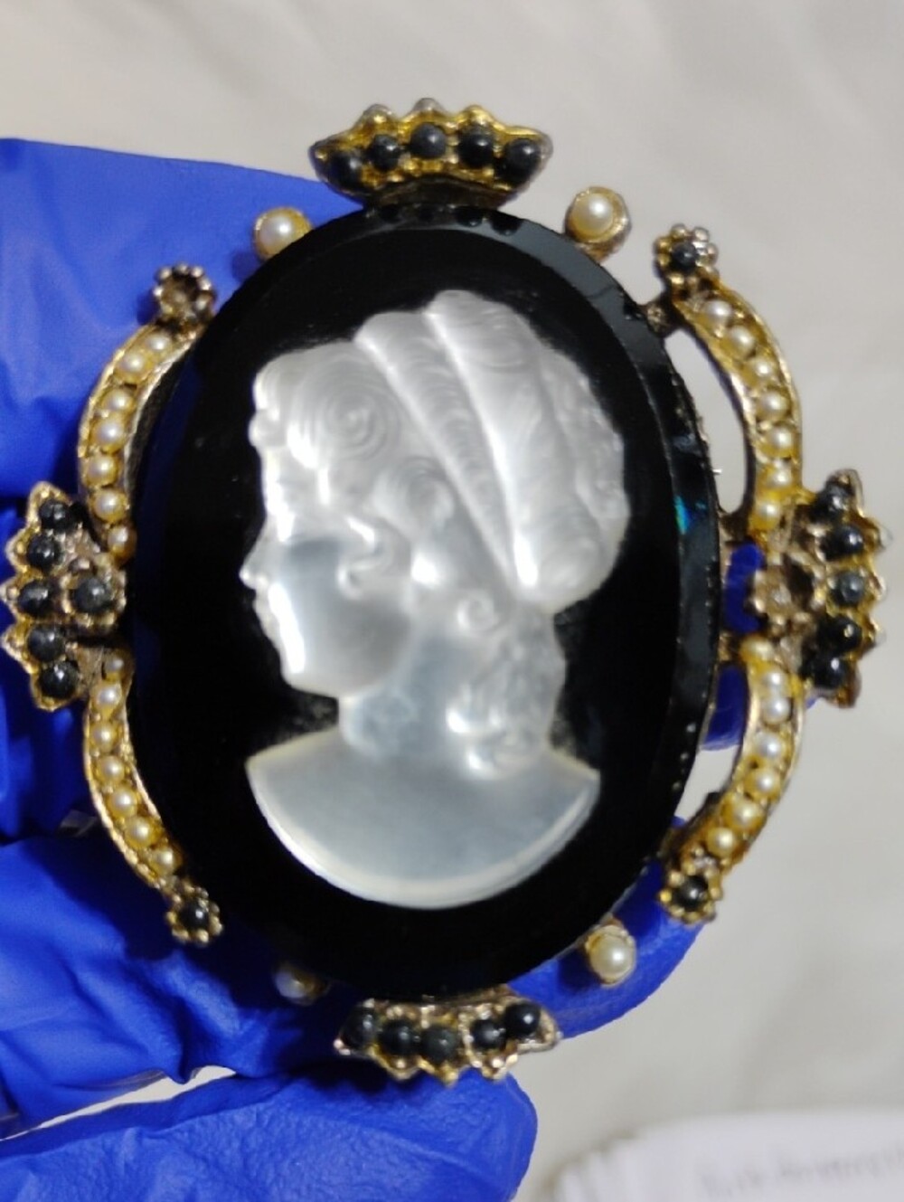 SALE! Classic Black/White Mourning Lucite Cameo Brooch/Pendant - Picture 4 of 9